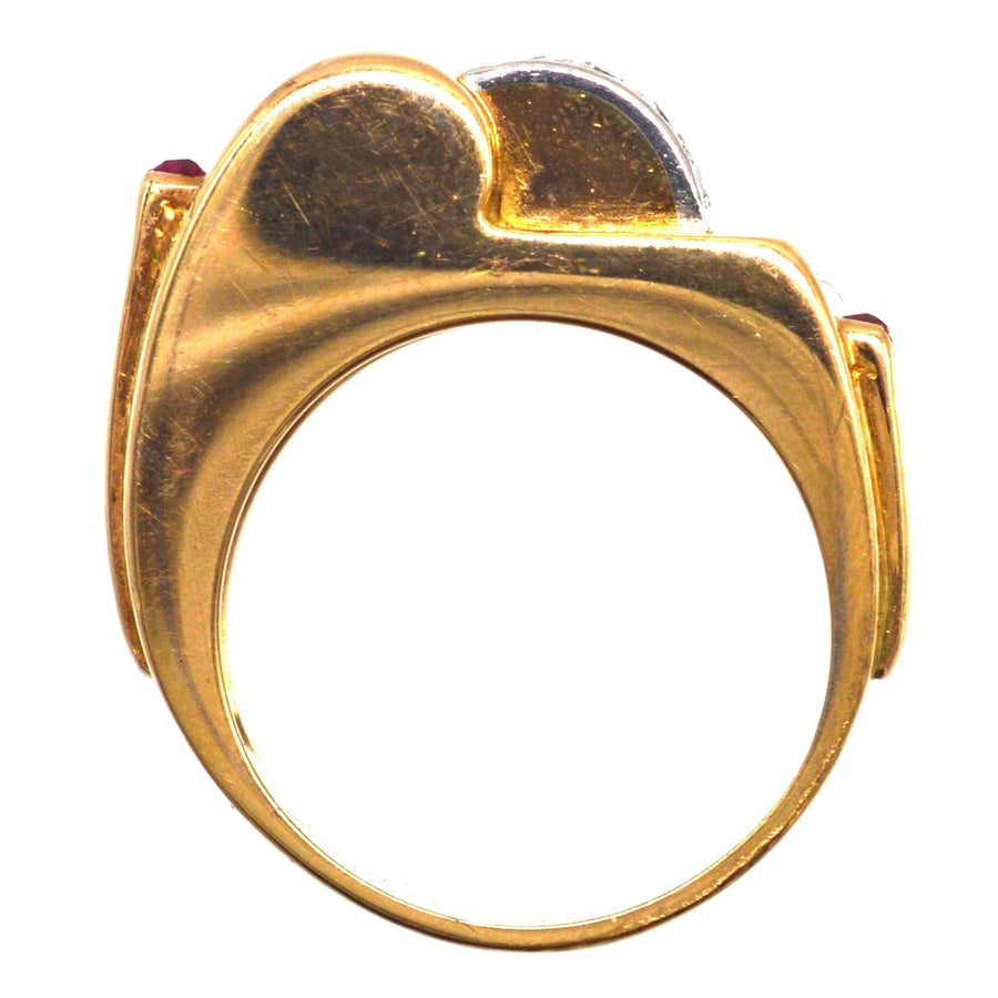 Französischer Schnallenring aus 18-karätigem Gold der 1940er Jahre mit Diamant- und Rubinakzenten, ideal für Verlobung oder Kleidung.