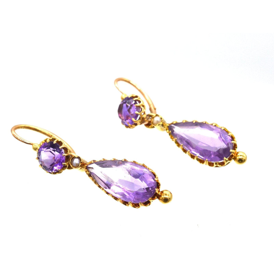 Französische Ohrringe aus 18-karätigem Gold des 19. Jahrhunderts mit Amethyst- und Naturperlenakzenten, die einen königlichen Purpurton aufweisen.