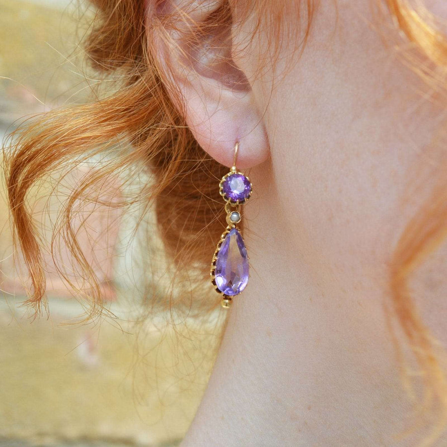 Ohrringe aus 18-karätigem Gold des 19. Jahrhunderts mit königspurpurnen Amethysten und einer natürlichen Perle als Tropfen.