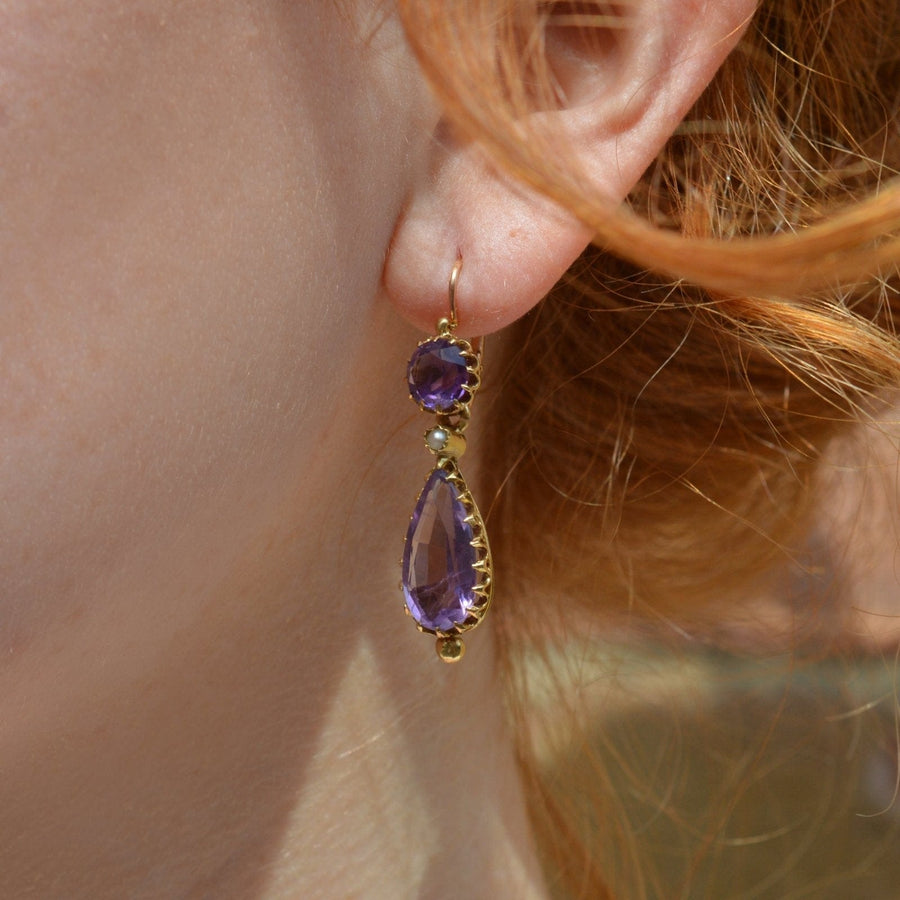 Goldohrringe aus dem 19. Jahrhundert mit Amethysten und gespaltenen Perlen in königlichen Purpurtönen und Vintage-Design.