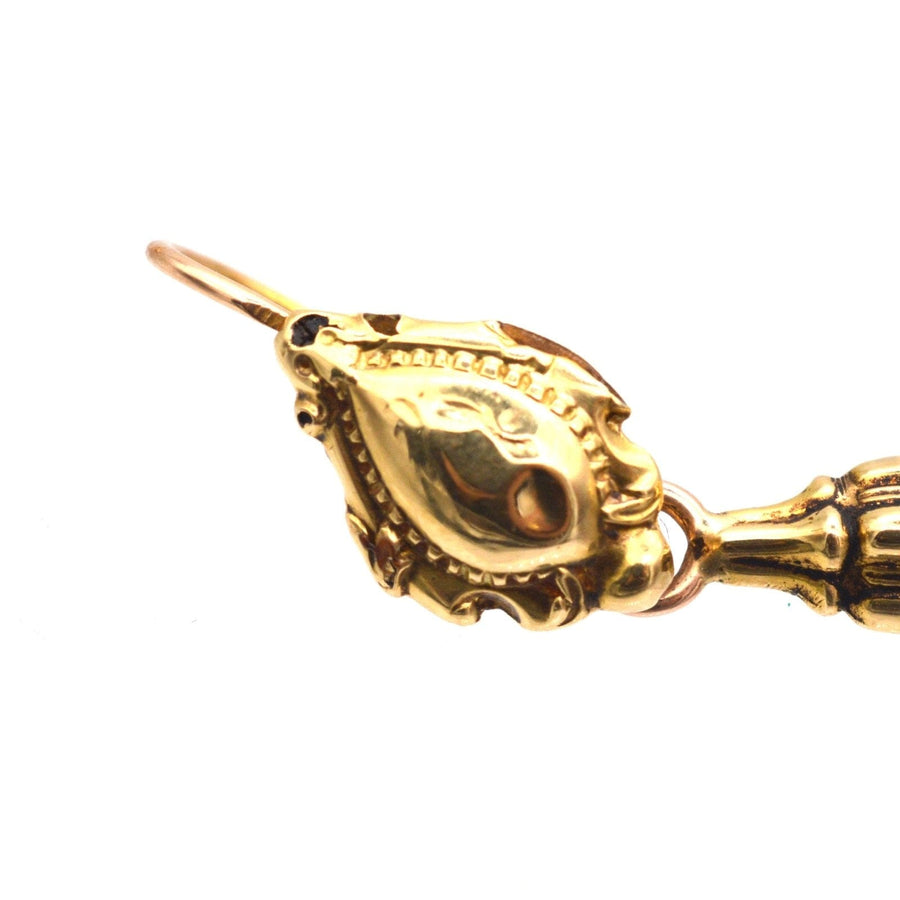 Nahaufnahme eines Ohrrings aus 18-karätigem Gold aus dem 19. Jahrhundert, der aufwändiges Design und Handwerkskunst zeigt.