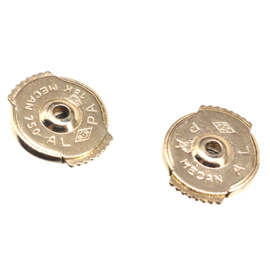 Ohrringe mit Kugelgehäuse aus 18-karätigem Gold mit eingravierten Details, die einzigartiges Design und Handwerkskunst zeigen.