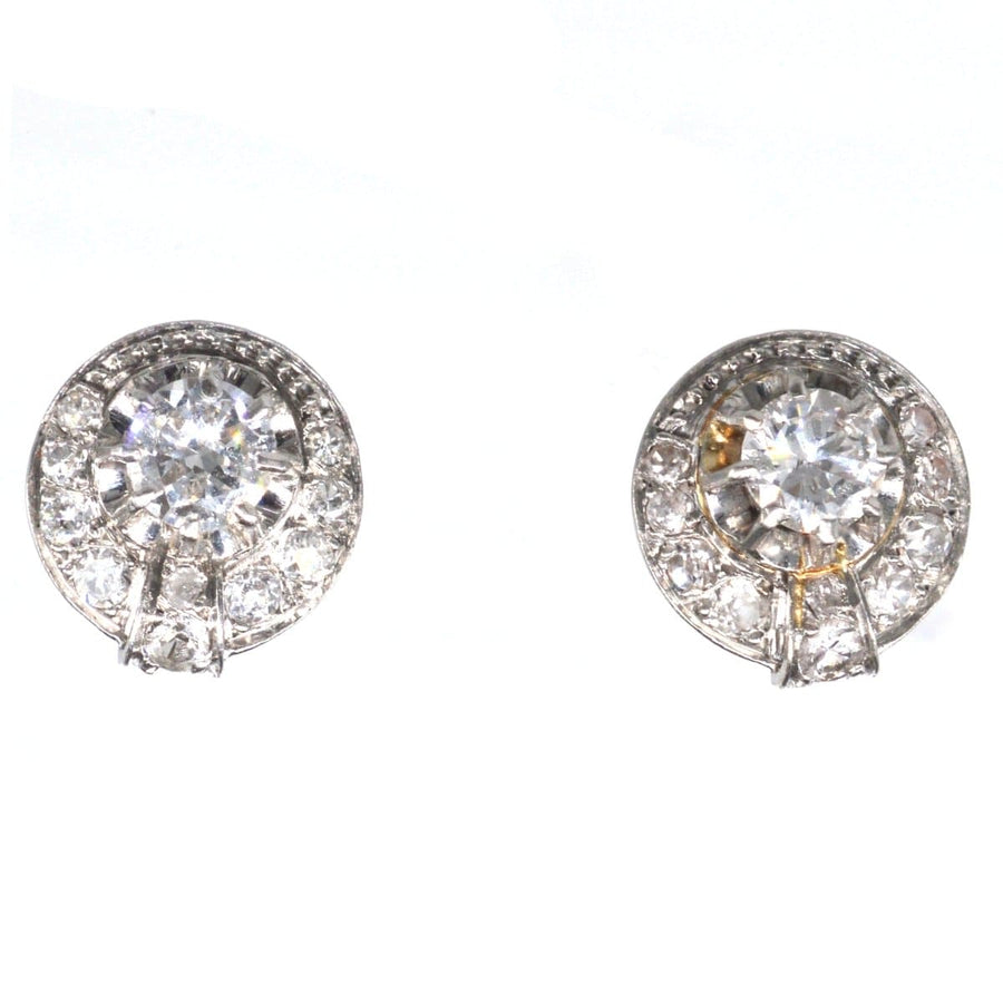 Französische Art-Deco-Diamanten-Ohrstecker aus 18 Karat Weißgold mit einem Diamanten von 0,40 Karat, umgeben von kleineren Diamanten.