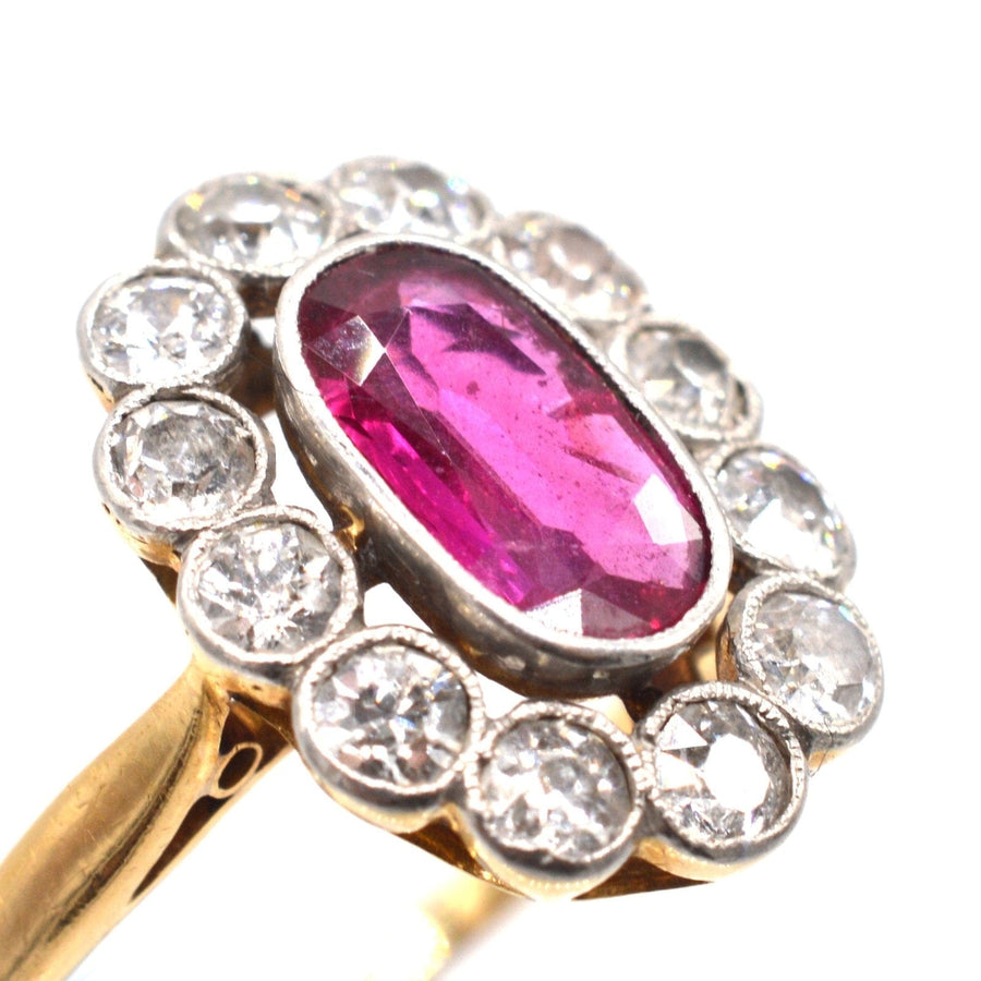Französischer Belle-Epoque-Ring mit unerhitztem Burma-Rubin und Diamantcluster, der exquisite Handwerkskunst zeigt.
