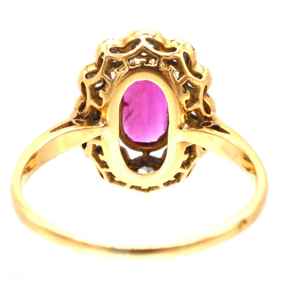 Französischer Rubin- und Diamant-Cluster-Ring aus der Belle Epoque mit einem unerhitzten Burma-Rubin und aufwändigen Golddetails.