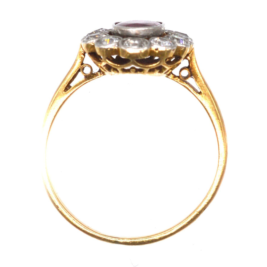 Französischer Belle-Epoque-Cluster-Ring mit ungeheiztem Burma-Rubin und Diamantenhalo, niedrig gefasstes Design, elegante Handwerkskunst.