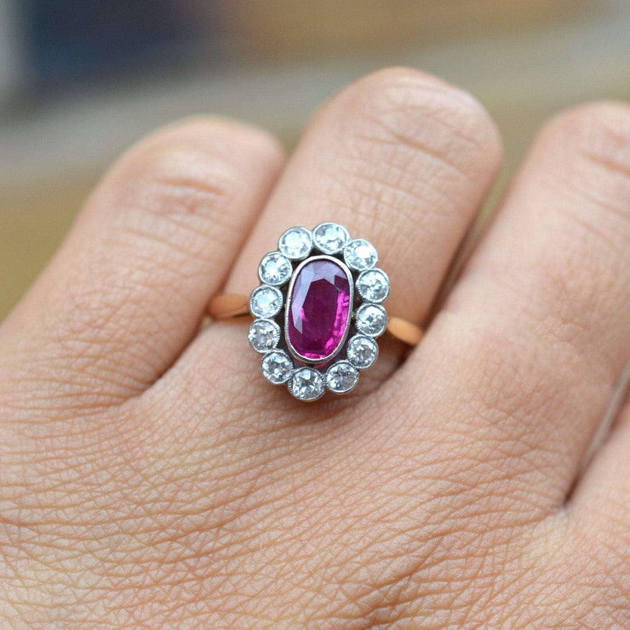 Französischer Rubin-Diamant-Cluster-Ring der Belle Epoque mit einem unerhitzten Burma-Rubin, der exquisite Handwerkskunst zeigt.