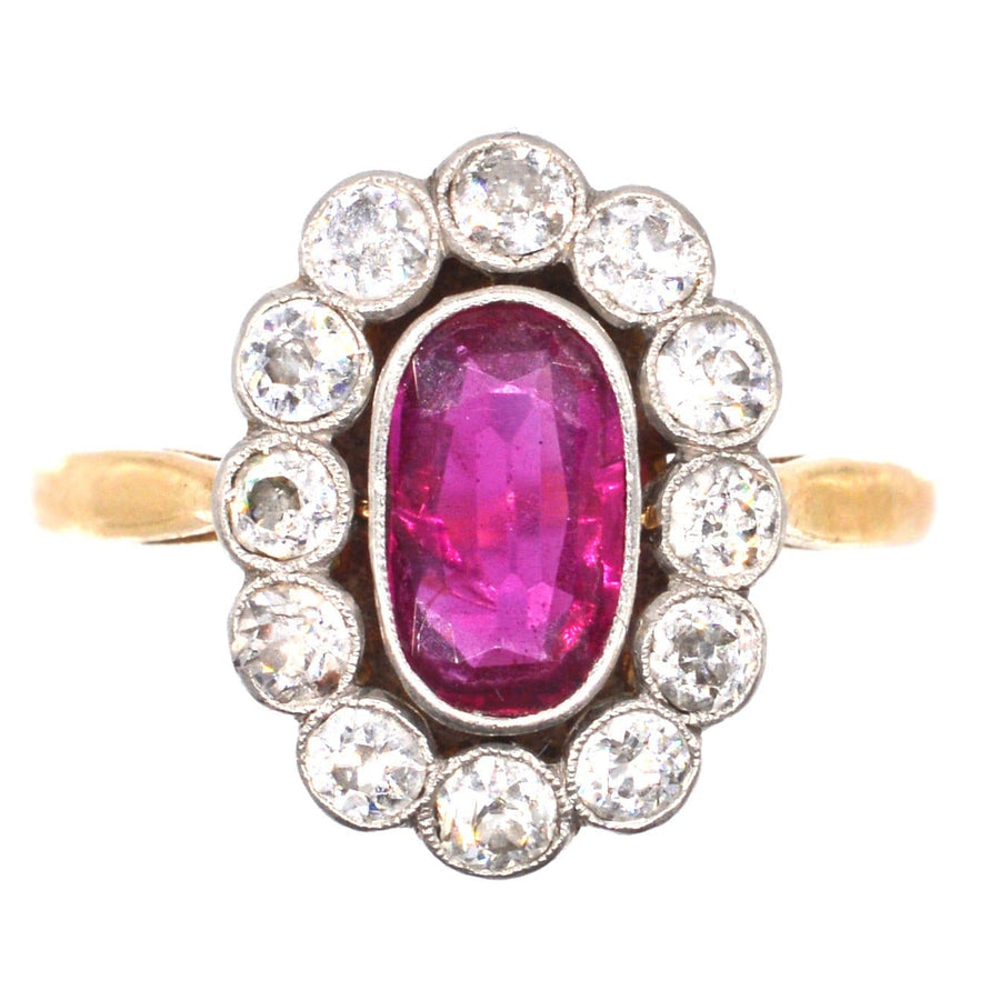 Französischer Belle-Epoque-Ring mit unerhitztem Burma-Rubin und Diamanten in Clusterform mit exquisiter Handwerkskunst.