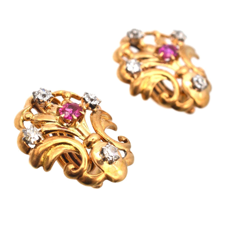 Französische Belle-Époque-Ohrringe aus 18 Karat Gold mit Rubin- und Diamantakzenten in einem Muschelmuster.