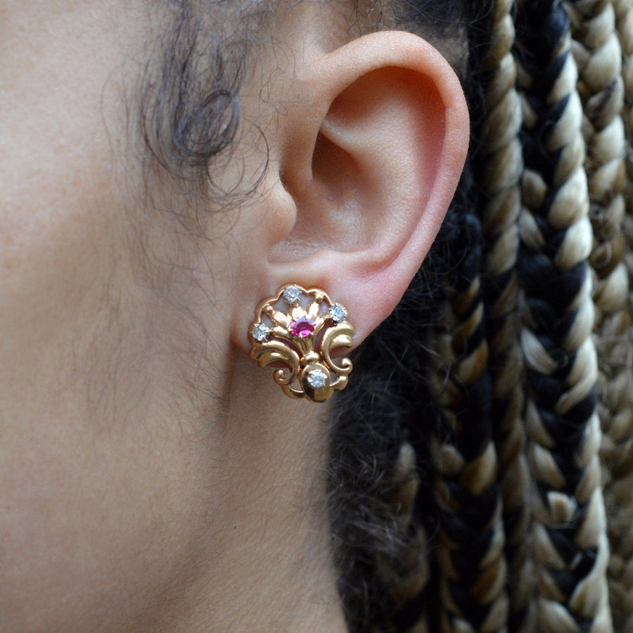Elegante französische Belle-Époque-Ohrringe aus 18-karätigem Gold mit Rubinen und Diamanten und Muschelschalen als Clip-on-Ohrringe, die den Luxus der Zeit widerspiegeln.