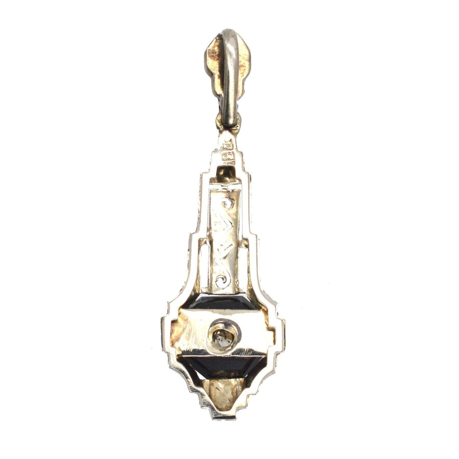 Deutscher Art-Deco-Anhänger aus 18-karätigem Weißgold mit Onyx, Diamanten und exquisiter Gravur, wahrscheinlich aus Pforzheim, Deutschland.