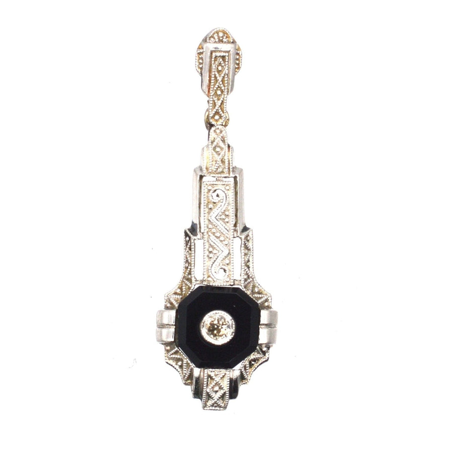 Deutscher Art-Déco-Anhänger aus 18-karätigem Weißgold mit Onyx und Diamant in der Mitte, mit aufwändiger Gravur.