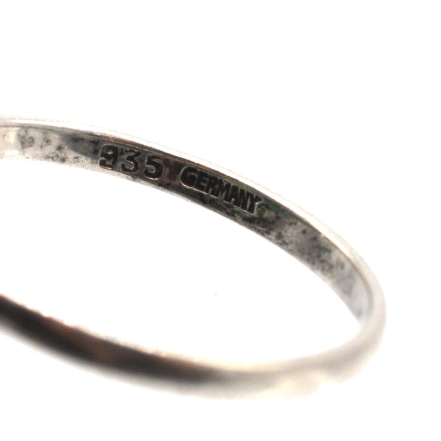 Nahaufnahme der Innenseite eines Rings aus Neusilber mit der Gravur "935 Germany", die auf hochwertige Handwerkskunst hinweist.