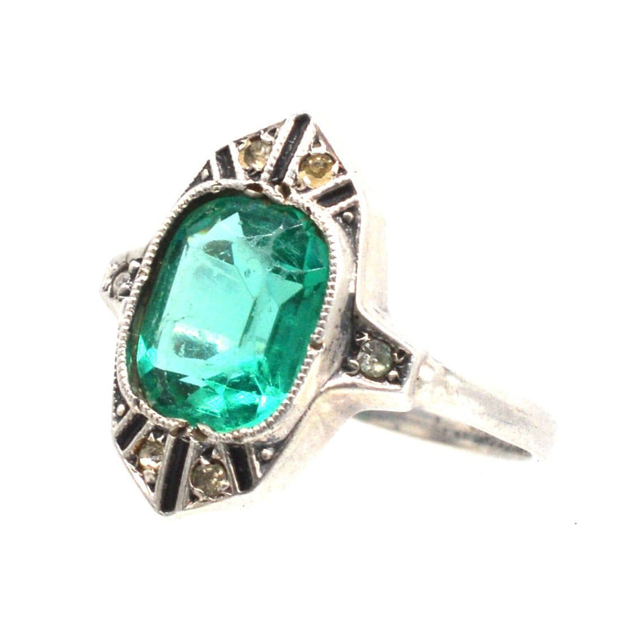 Deutscher Art-Deco-Silberring mit smaragdgrünem Strassstein und dekorativen weißen Diamantstrass-Akzenten.