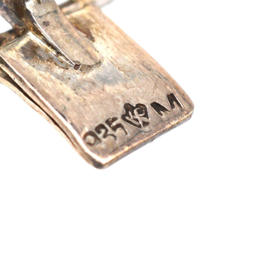 Nahaufnahme des Art Deco Armbands von Knoll & Pregizer mit Punzierung aus 925er Sterlingsilber und komplizierten Designdetails.