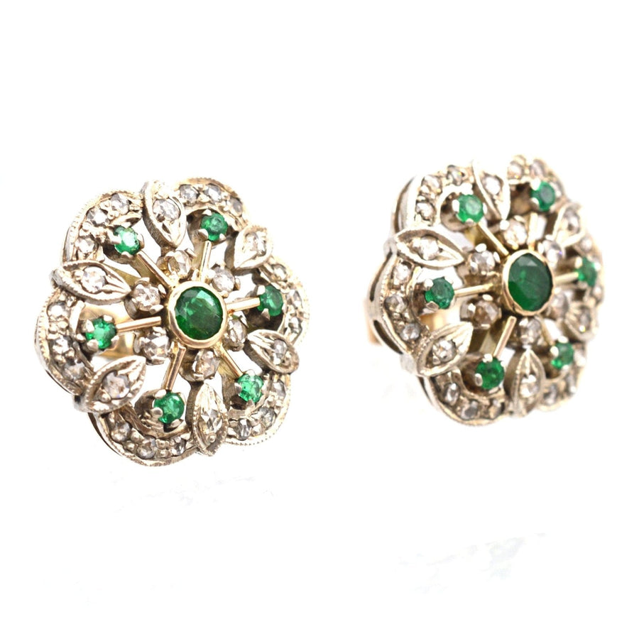 Große 1950er Jahre 18ct Gold floral Smaragd und Diamant-Cluster-Ohrstecker, Vintage Eleganz und Stil.