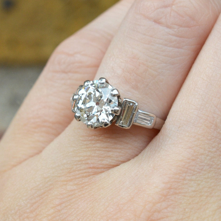 Großer Platinring im Art-Déco-Stil mit einem 3-karätigen Diamanten im alteuropäischen Schliff und Baguettediamanten.