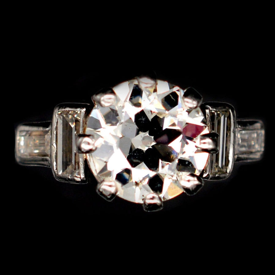 Großer Platinring im Art-Déco-Stil mit einem 2,3-karätigen Diamanten im alten europäischen Schliff und Baguetteschultern.