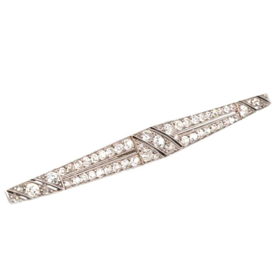 Große Art-Déco-Brosche aus Platin mit geometrischem Muster und funkelnden Diamanten, perfekt für stilvolle Accessoires.