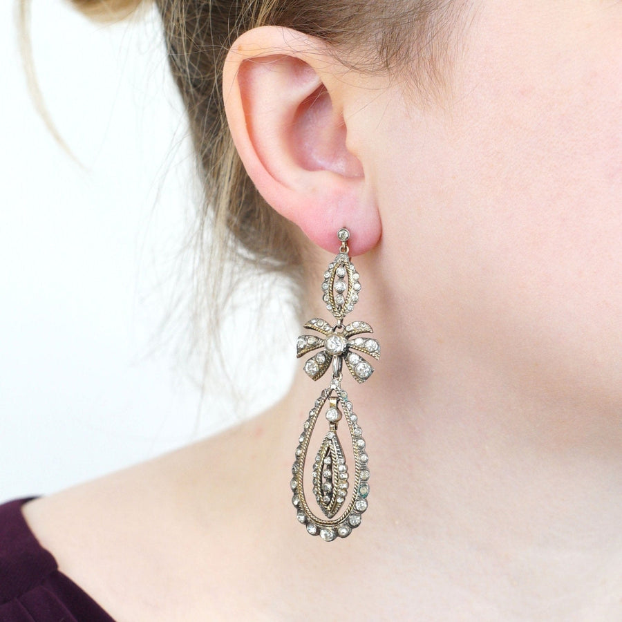 Große Art-Deco-Ohrringe aus Silber und 9-karätigem Gold mit Anhänger im Vintage-Stil, getragen von einem Model.