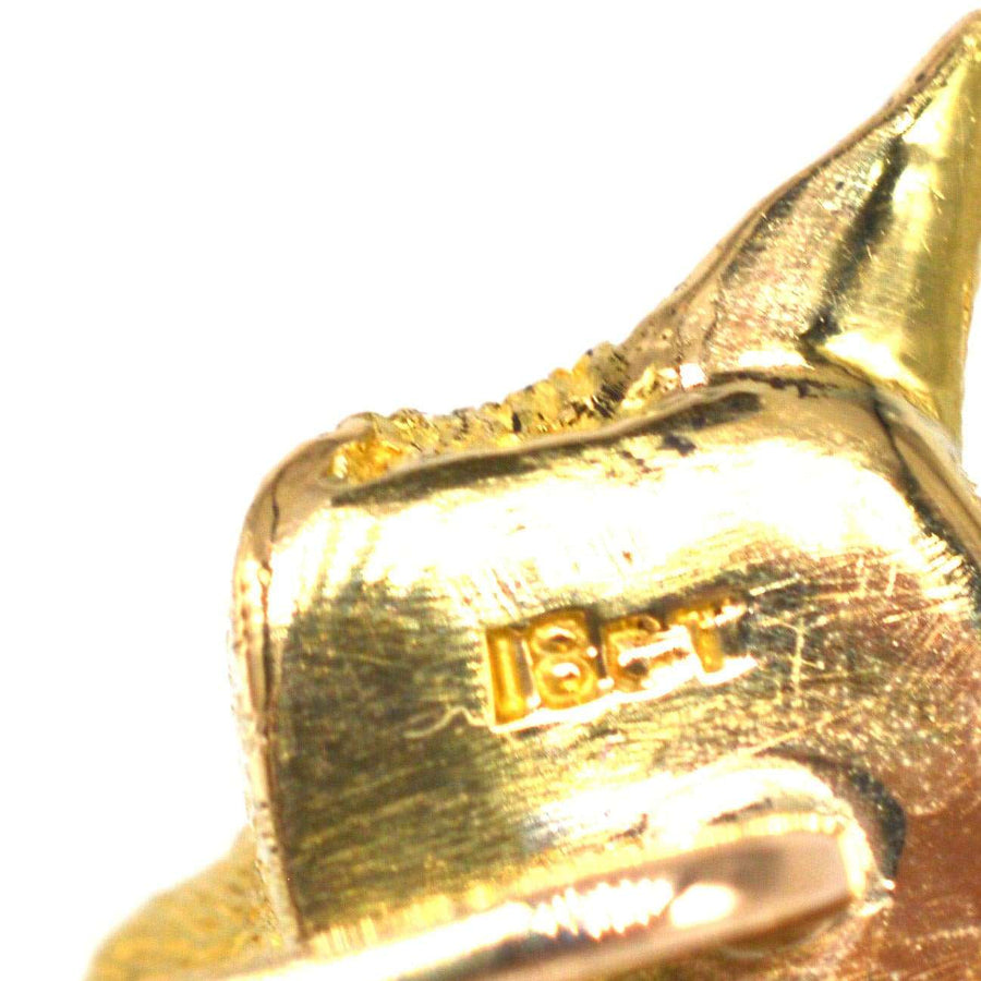 Nahaufnahme der 18-karätigen Goldpunze auf einer edwardianischen Fuchs-Krawattennadel, die ihre Qualität und Handwerkskunst zeigt.