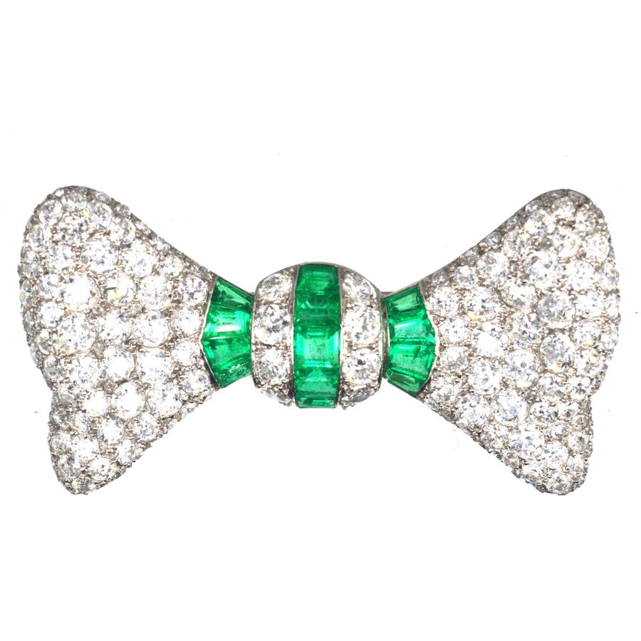 Art-Déco-Brosche im Vintage-Stil mit Diamanten und Smaragden in Platinfassung.