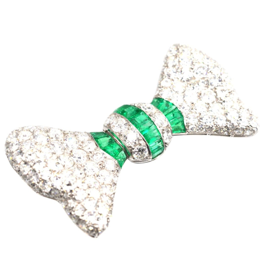Art-Déco-Brosche aus Platin mit Diamanten und Smaragden in Form einer Schleife, perfekt für jedes stilvolle Ensemble.