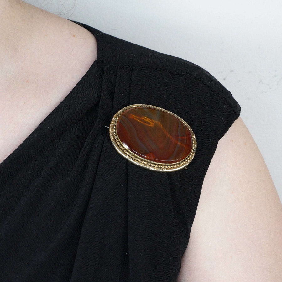 Große schottische viktorianische Achat-Brosche aus 9-karätigem Gold, die an einer schwarzen Schulter getragen wird und ihre atemberaubenden natürlichen Muster zur Schau stellt.