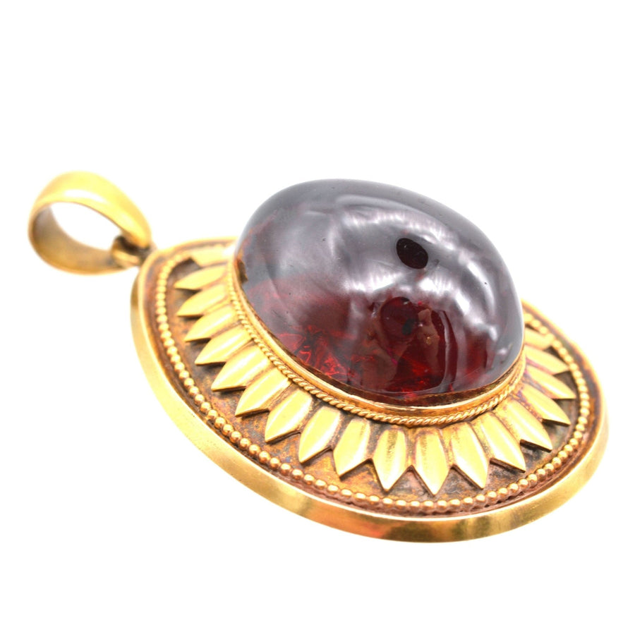 Großer viktorianischer Cabochon-Granat-Anhänger aus 15 Karat Gold mit floralen Golddetails, ca. 1860er-1880er Jahre.
