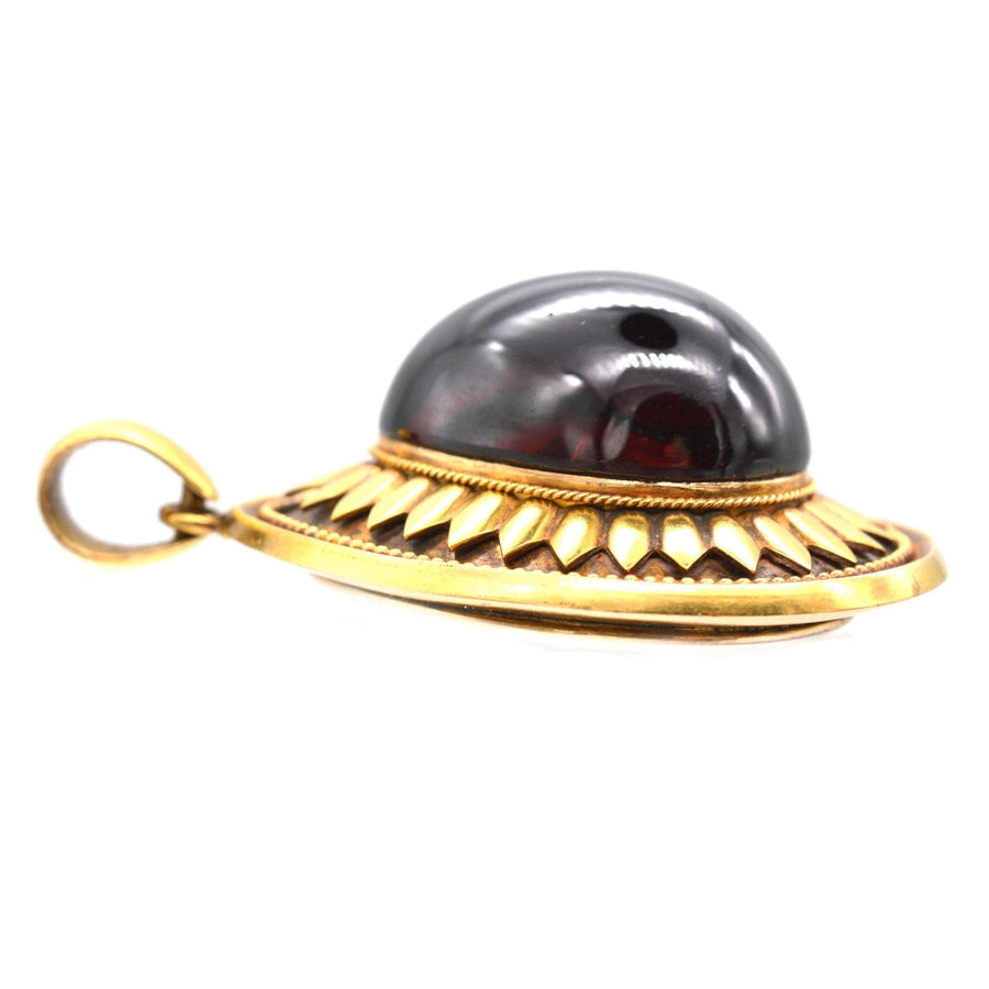 Großer viktorianischer Cabochon-Granat-Anhänger aus 15 Karat Gold mit komplizierten Golddetails.