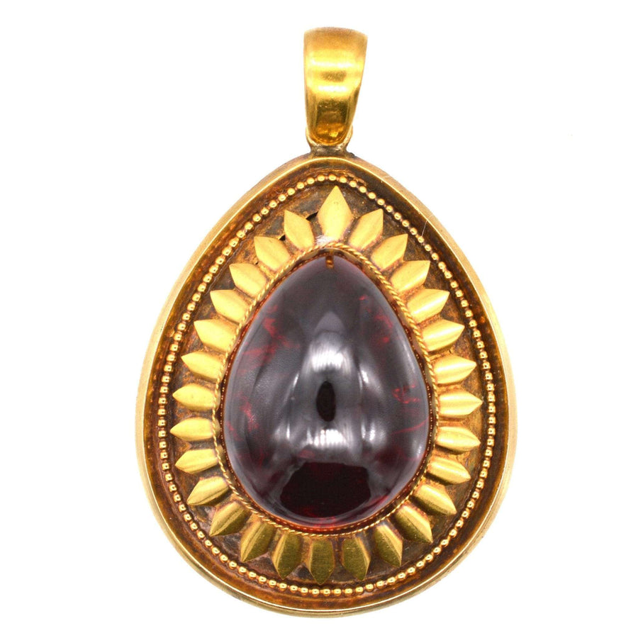 Großer viktorianischer 15-Karat-Granat-Cabochon-Anhänger mit Medaillon, ca. 1860-1880, mit detailliertem Goldblüten-Design.
