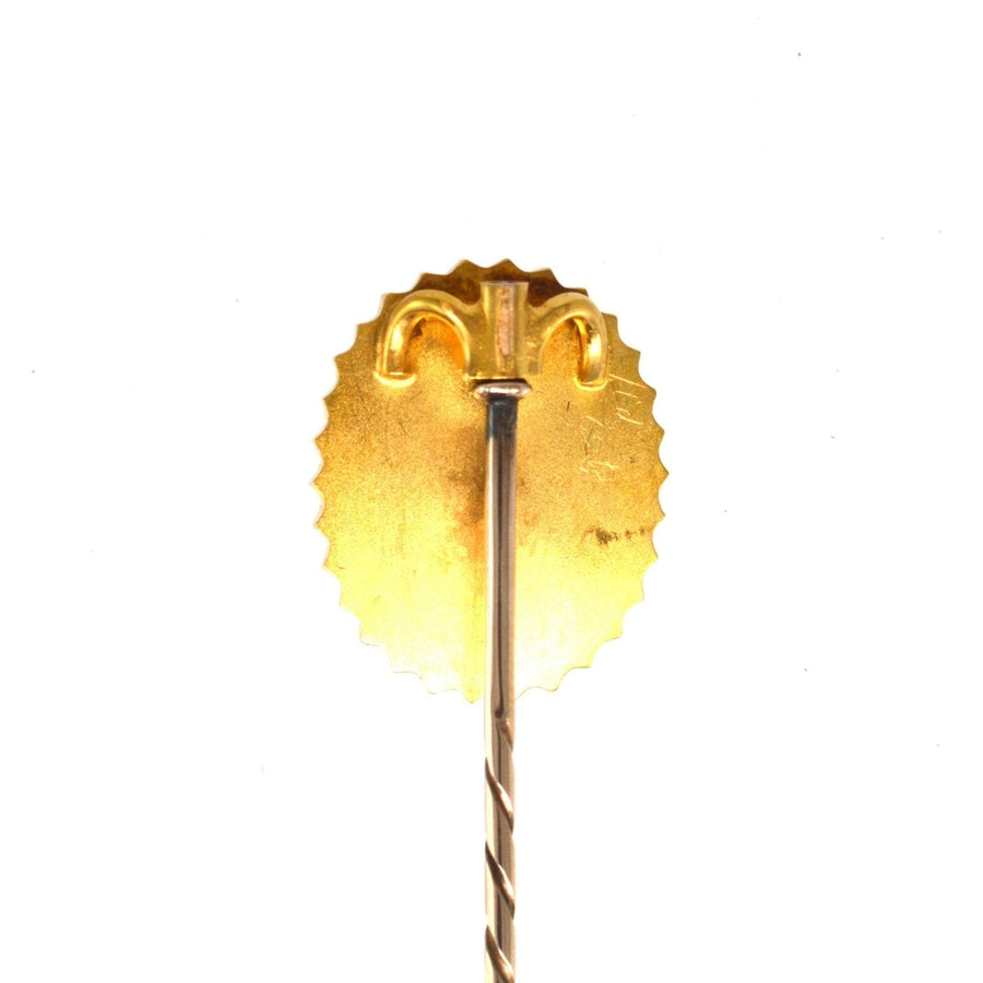 Rückansicht einer viktorianischen goldenen Krawattennadel mit gedrehtem Stiel und Wellenschliffmuster.