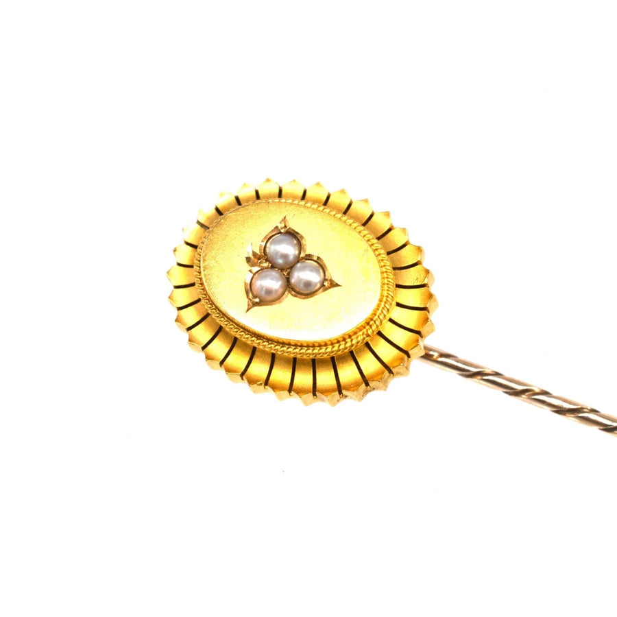 Große viktorianische Krawattennadel aus 15 Karat Gold mit geteiltem Perlenblattmotiv und Kleeblattdesign, perfekt für Seidenkrawatten.