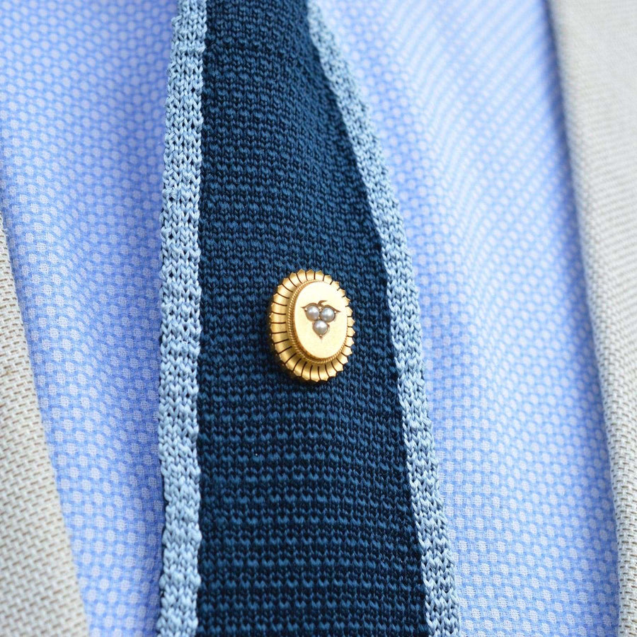 Große viktorianische ovale Krawattennadel aus 15 Karat Gold mit geteiltem Perlenblattmotiv auf einer Seidenkrawatte.