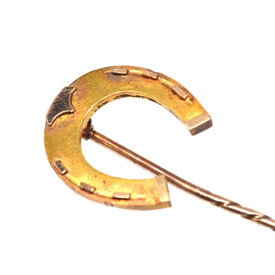 Große viktorianische Krawattennadel aus 9-karätigem Gold, die Glück und Schutz symbolisiert, perfekt für den modernen Gentleman.