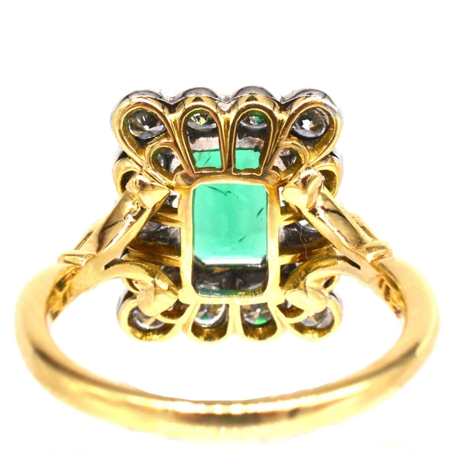 Großer rechteckiger Vintage-Ring mit einem natürlichen Smaragd und Diamanten in Gold und Platin.