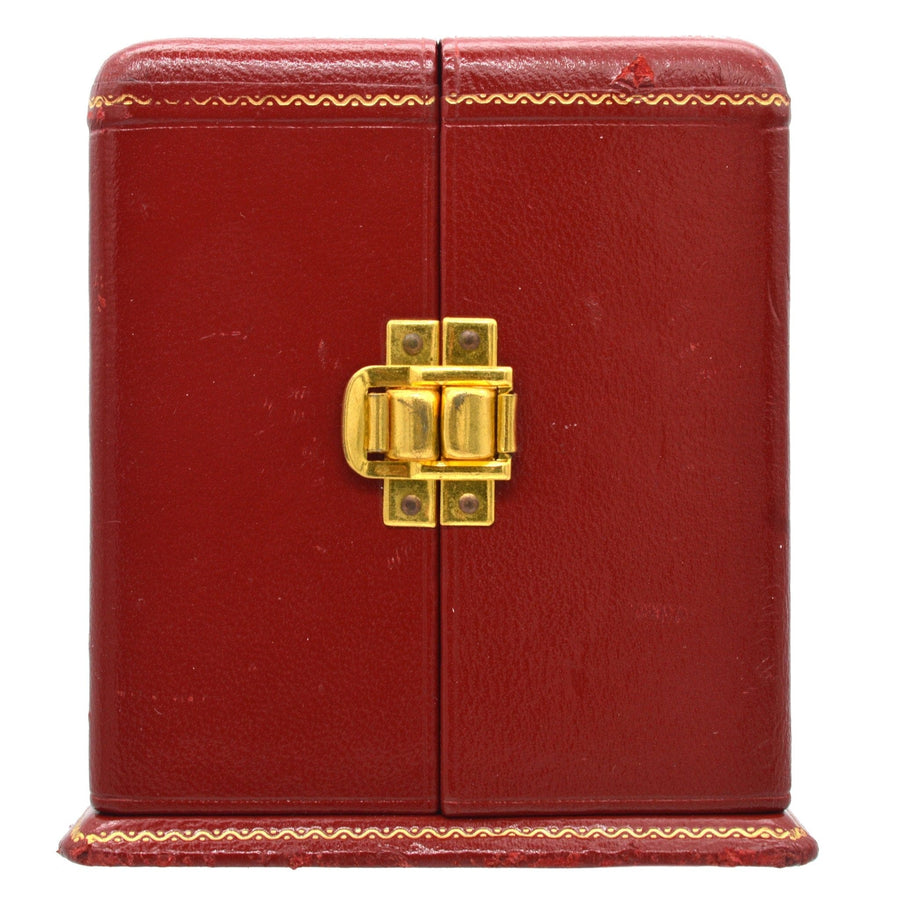 Rotes Lederetui mit goldener Schließe und dekorativer Verzierung, entworfen für eine Vintage-Kollektoruhr.