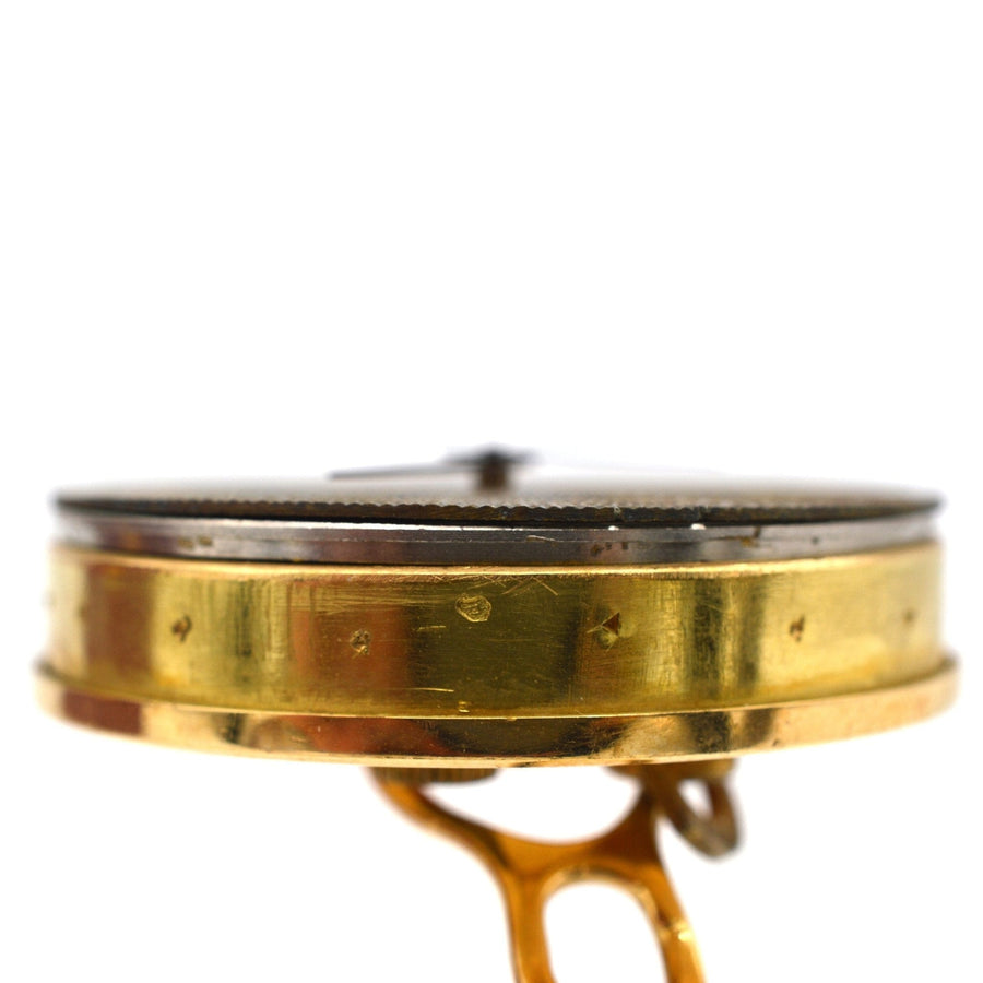 Seitenansicht einer französischen Kaminsimsuhr aus Gold und Lapislazuli von de Brysal aus den späten 1960er Jahren, die ihr kompliziertes Design zeigt.