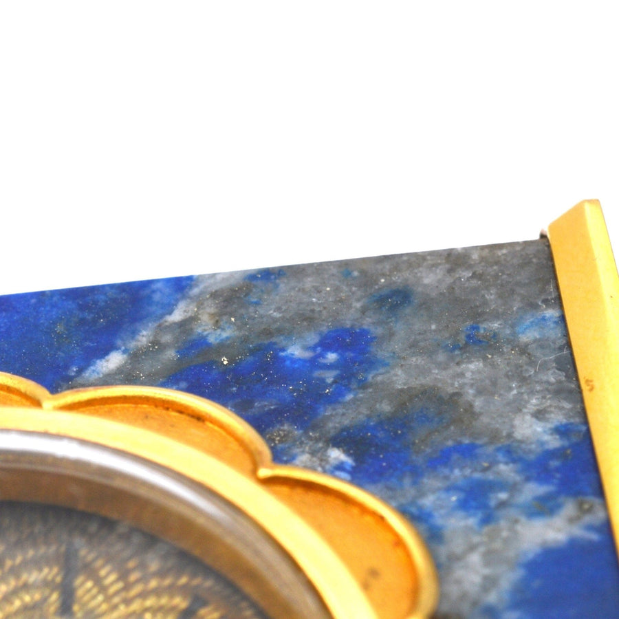 Nahaufnahme einer französischen Kaminsimsuhr aus den späten 1960er Jahren mit Lapislazuli und Goldverzierungen von de Brysal.