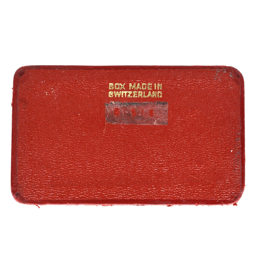 Rote Schachtel mit goldgeprägtem Etikett mit der Aufschrift 'Box Made in Switzerland', altes Sammlerstück.