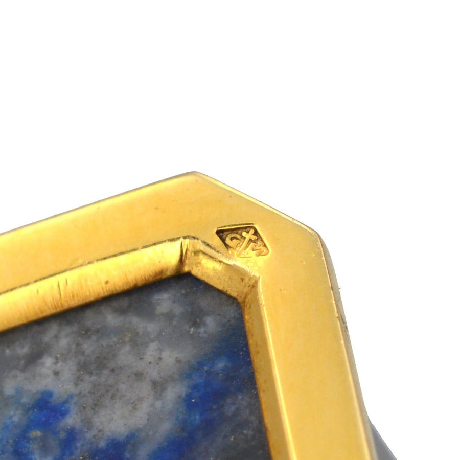 Nahaufnahme eines französischen Uhrengehäuses aus 18-karätigem Gold und Lapislazuli von de Brysal aus den späten 1960er Jahren, das Handwerk und Punze zeigt.