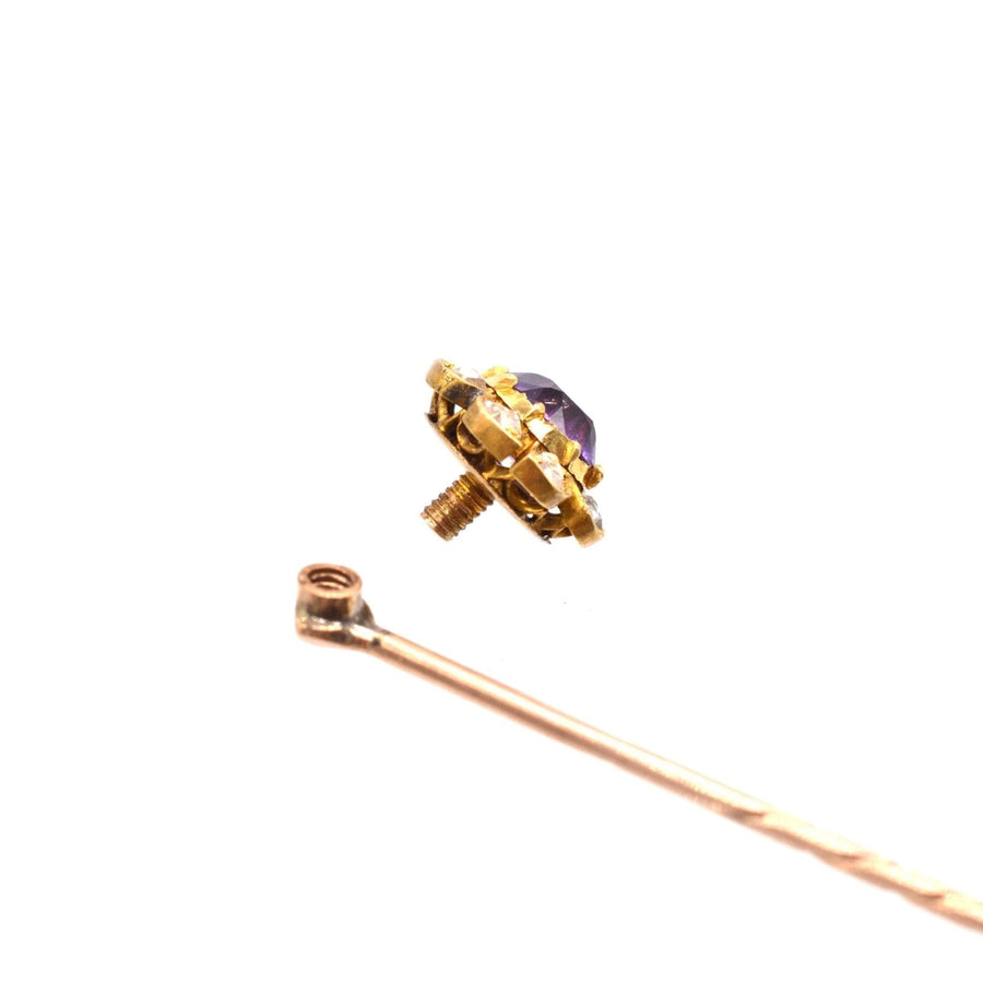 Spätviktorianische Krawattennadel aus 15-karätigem Gold mit Amethysten und Diamanten, die Eleganz und Handwerkskunst unter Beweis stellt.