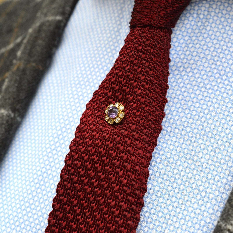 Spätviktorianische Krawattennadel aus 15-karätigem Gold mit Amethysten und Diamanten auf einer roten, gestrickten Krawatte.