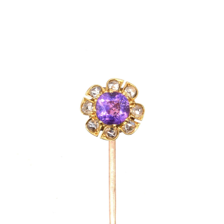 Spätviktorianische Krawattennadel aus 15-karätigem Gold mit Amethysten und Diamanten, mit einem leuchtenden Amethysten, umgeben von funkelnden Diamanten.