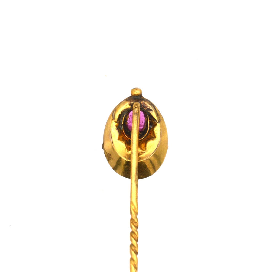 Spätviktorianische goldene Krawattennadel mit rotem Strassstein, um 1890-1900, elegantes Design, perfekt für formelle Anlässe.