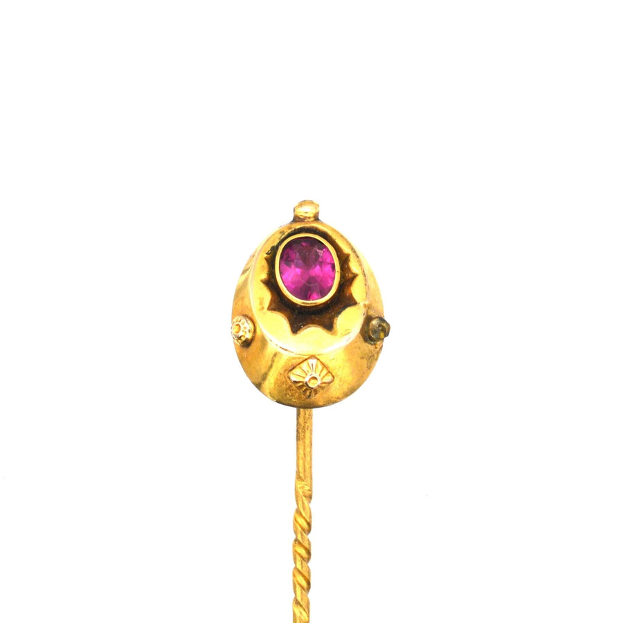 Spätviktorianische Krawattennadel aus 15-karätigem Gold mit rotem 'Rubin'-Edelstein aus Paste, um 1890-1900, mit verschnörkelten Details.