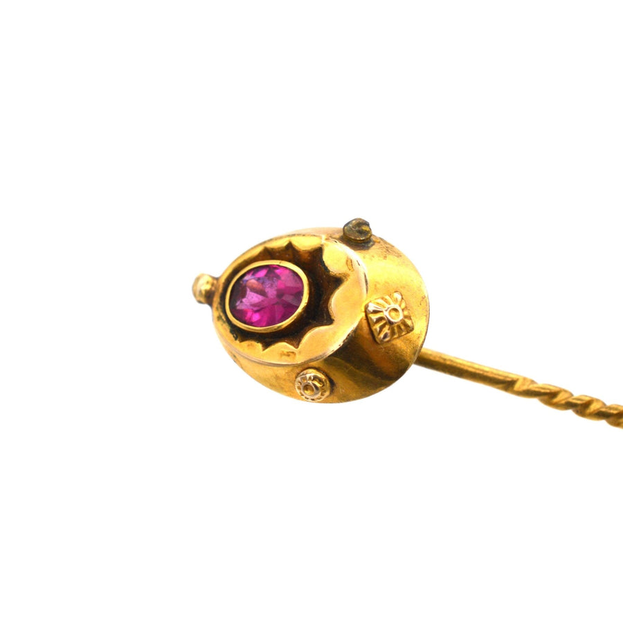 Spätviktorianische Krawattennadel aus 15-karätigem Gold mit rotem Strassstein, hergestellt um 1890-1900, mit elegantem antiken Design.