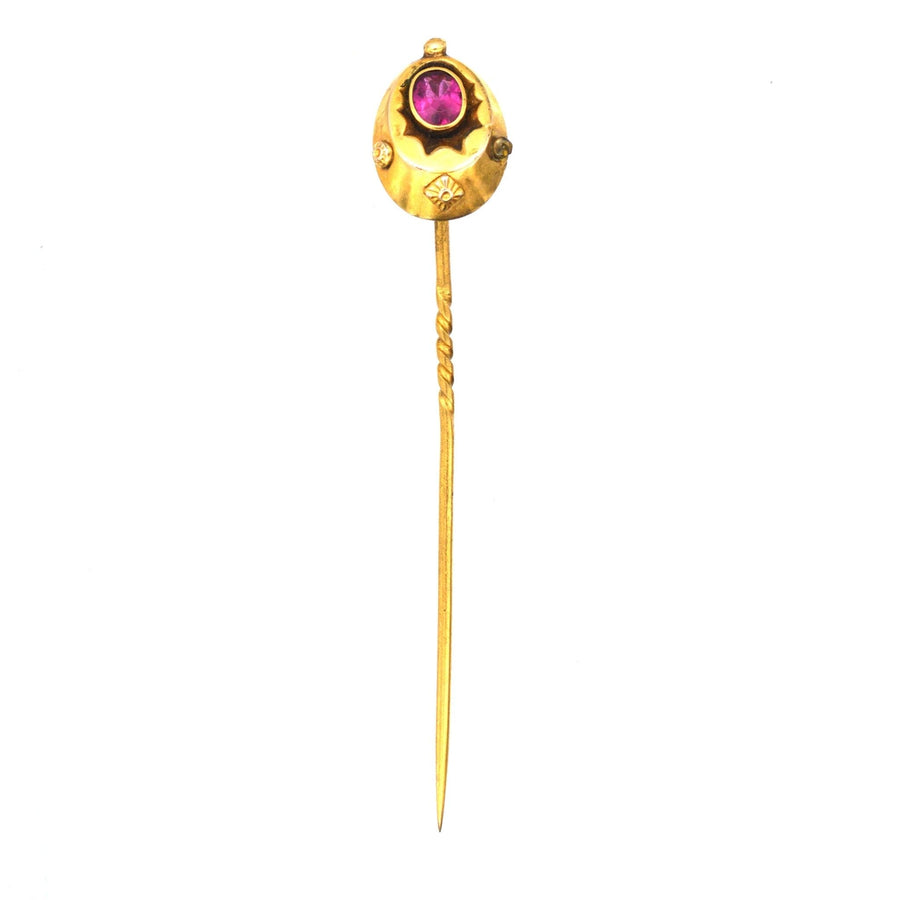 Spätviktorianische Krawattennadel aus 15 Karat Gold mit roter Paste, die einem Rubin ähnelt, um 1890-1900, elegantes Accessoire für formelle Kleidung.