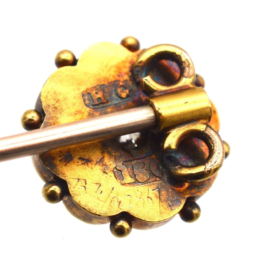 Vintage-Krawattennadel aus 15-karätigem Gold mit Blumenmotiv und Diamanten in der Mitte sowie detaillierter Handwerkskunst.