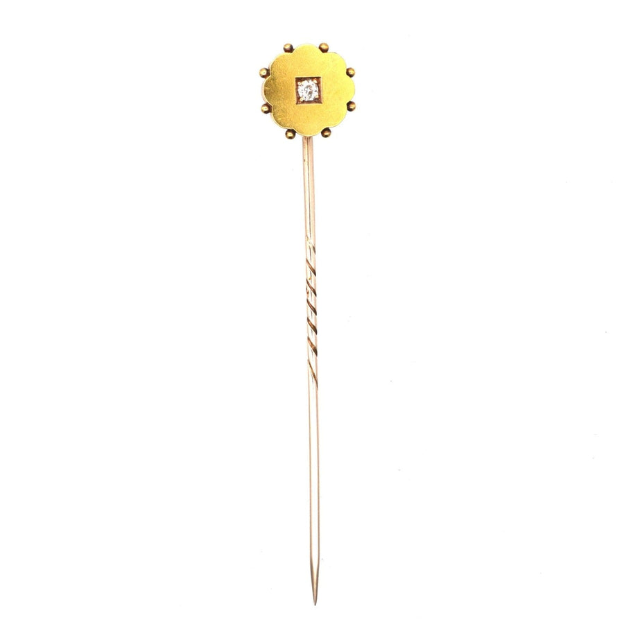 Spätviktorianische Krawattennadel aus 15 Karat Gold mit elegantem Blumenmuster und quadratischem Diamanten in der Mitte.